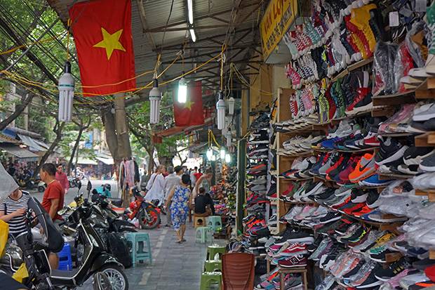 Old-Quarter Calle de ventas de zapatos en Hanoi