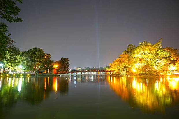 Lago de noche Puente del lago Hoan Kiem