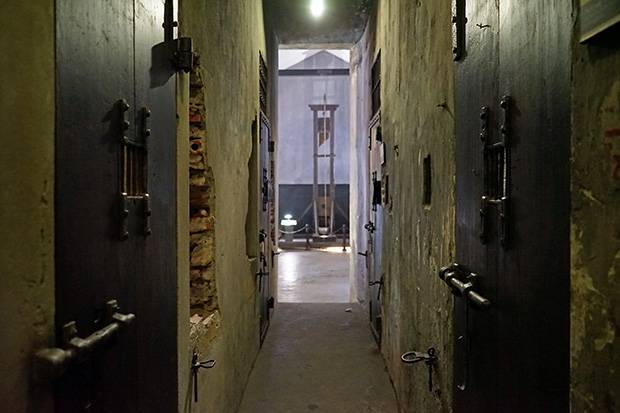 prisión-Hoa-Lo-con-guillotina Guillotina en la prisión