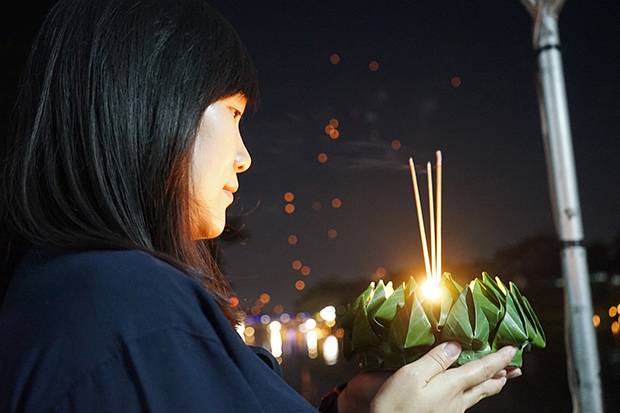Rezando con Kratong Kratong