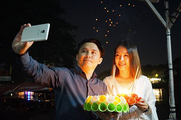 Pareja en Loy Krathong Pareja selfie