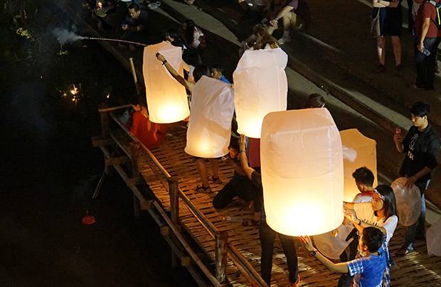 Soldando farolillo volador Tailandia soltando-linternas