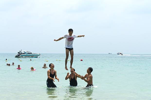 jugando en la playa Jugando en la playa