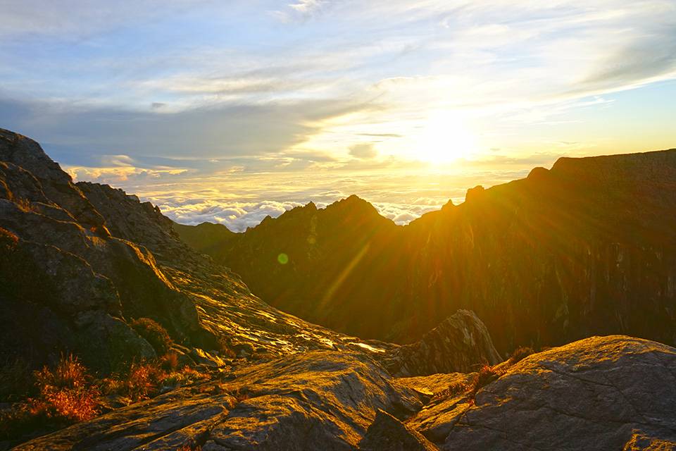amanecer en el monte Kinabalu