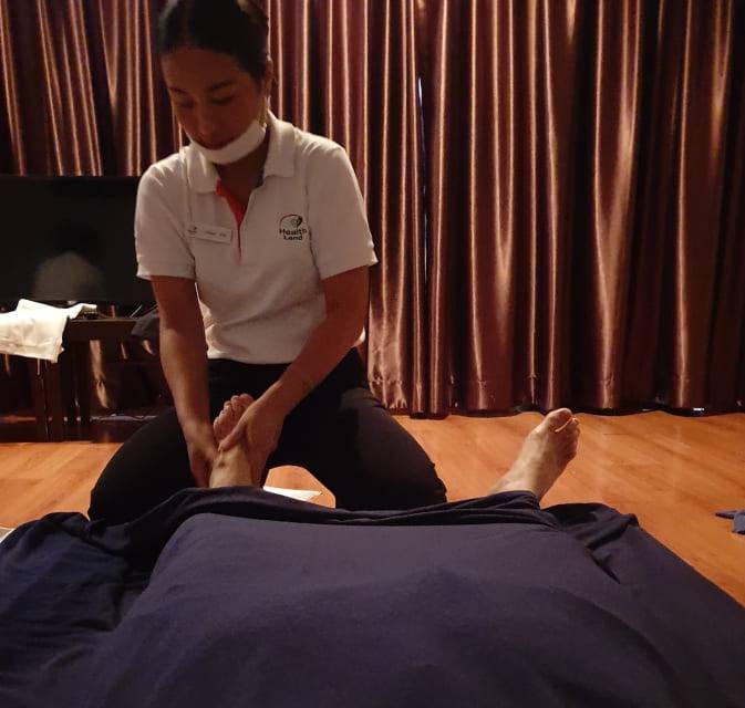 tailandesa haciendo masaje en los pies