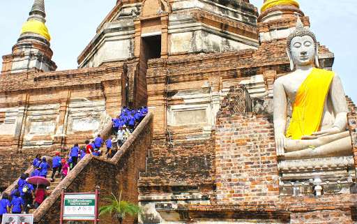 turistas visitando un templo de tailandia