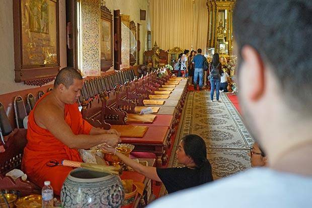 Monjes y las costumbres en Tailandia