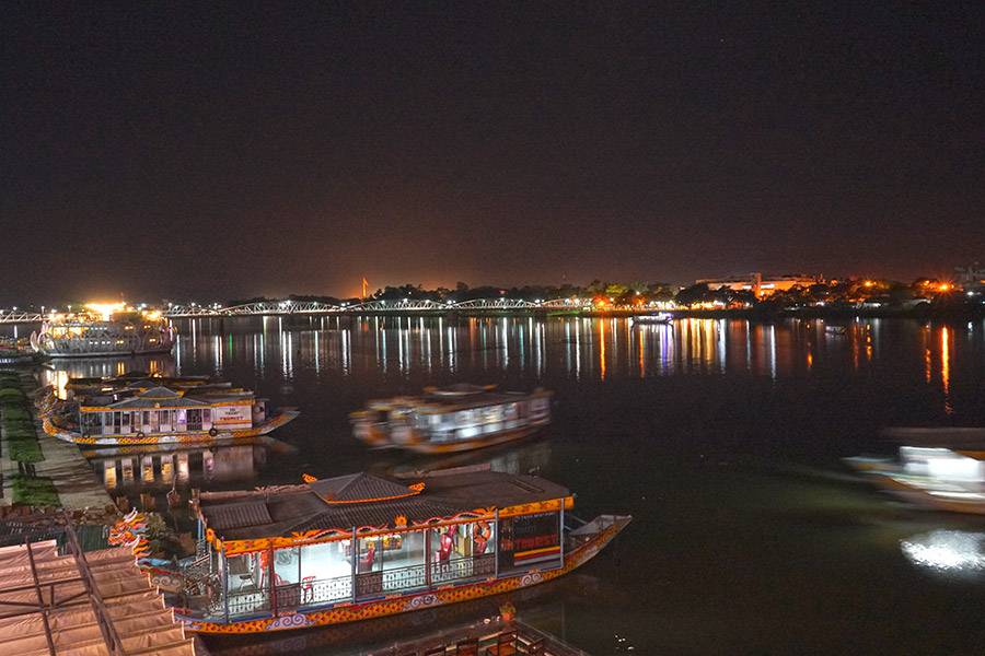 Río de Hue con sus barcas