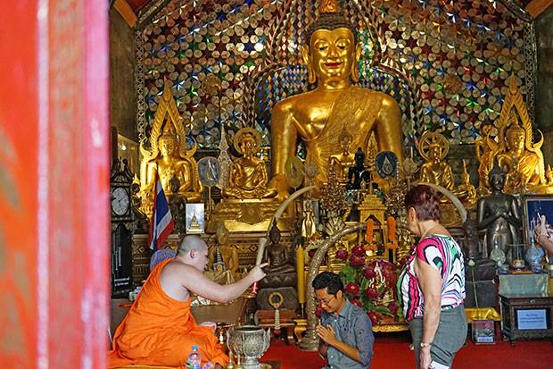 Monje en Doi Suthep de Chiang mai Doi Suthep, un templo de Chiang Mai