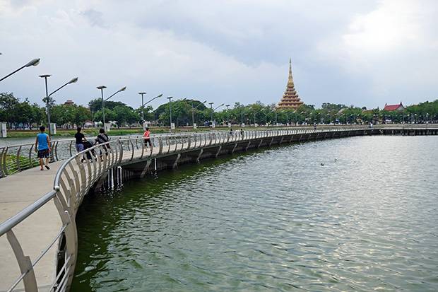 Paseando en el atardecer por el lago