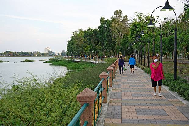Paseando por el lago de Khon Kaen