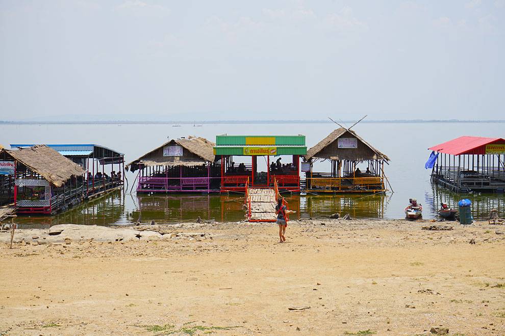 Restaurantes flotantes en el embalse