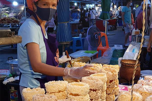 Paradita con comida del mercado