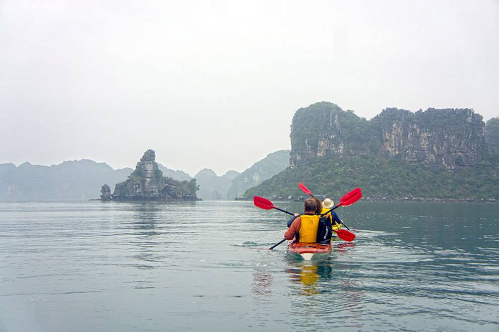 Kayaking en la Bahía de Ha Long Kayaking en la Bahía de Ha Long