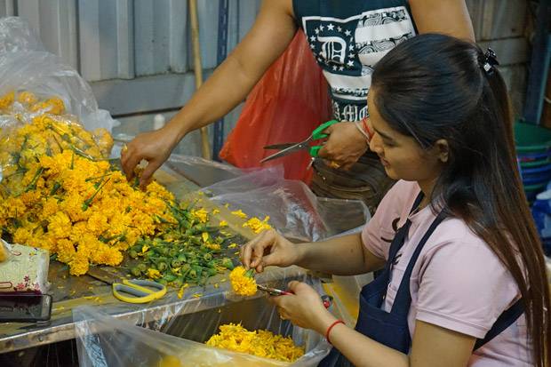 trabajando las flores Chica trabajando las flores