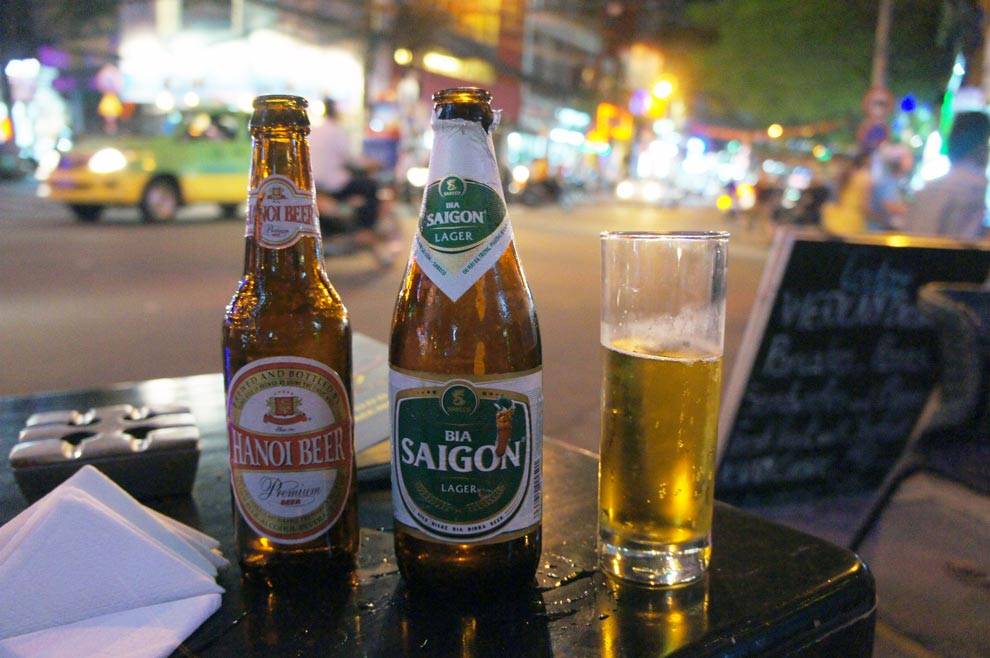 Cerveza vietnamita en la calle de Ho Chi minh cerveza de Vietnam