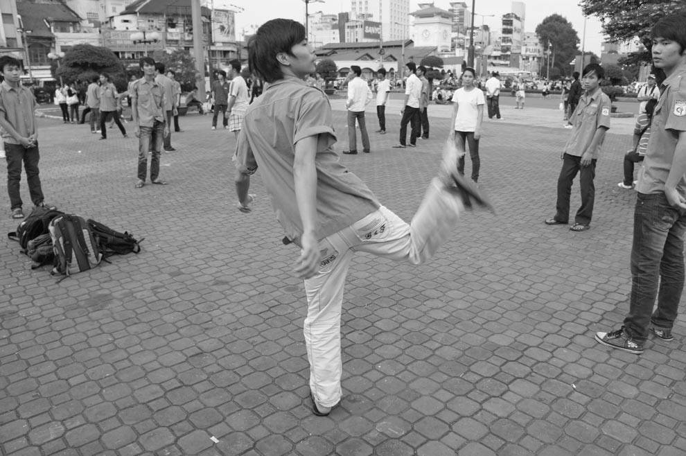 Chicos jugando en las calles de Ho Chi Minh en Vietnam Chicos jugando