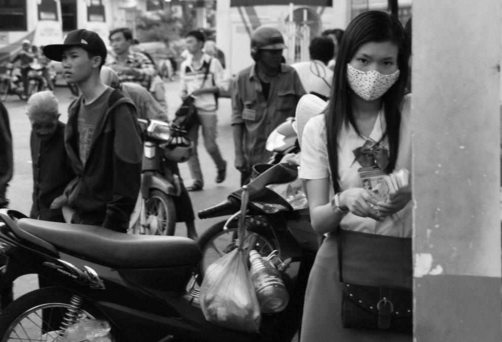 Chica mirando timidamente la camara en Vietnam Chica de Vietnam