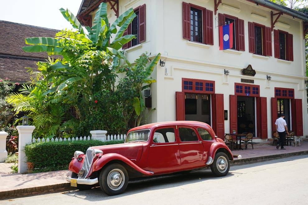 Coche mítico del centro de Luang Prabang Calle de Luang Prabang