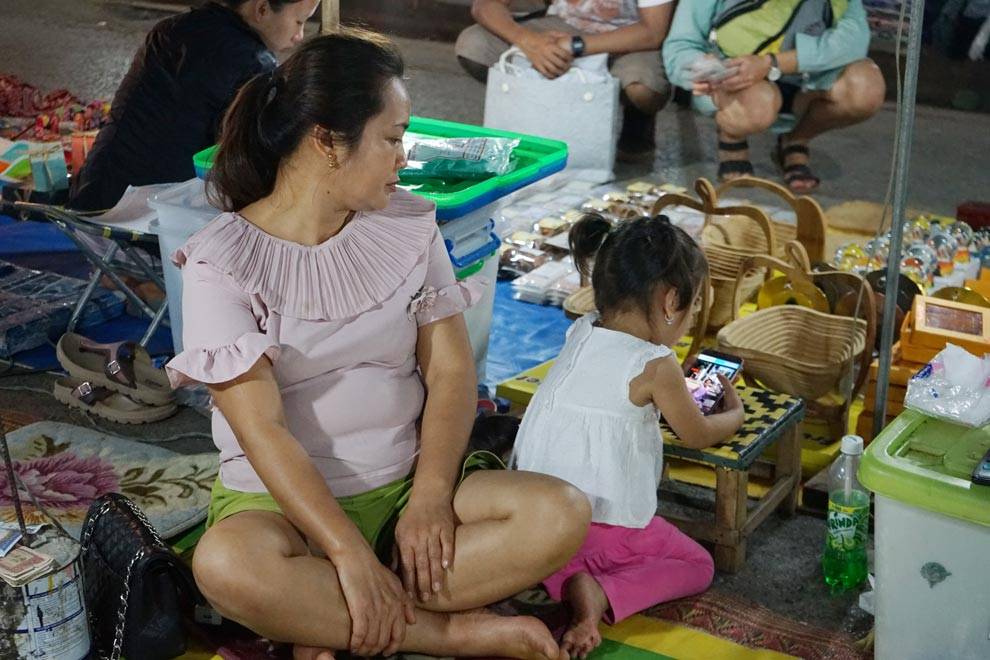 Mujer e hija en el mercado de Luang Prabang mercado de Luang Prabang