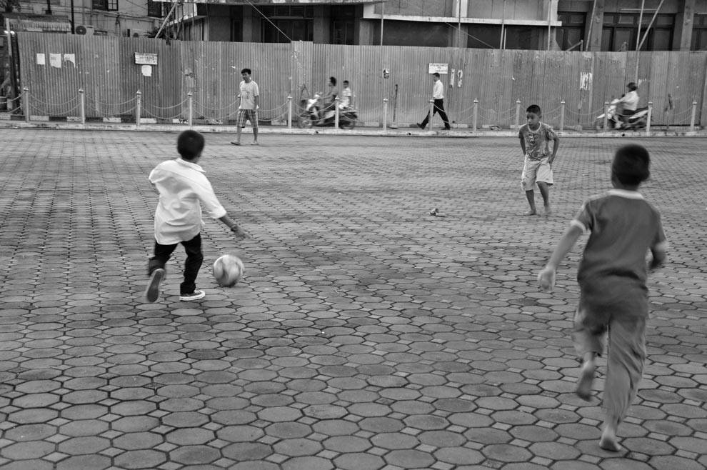 Niños jugando en Vientiane jugando en Vientiane