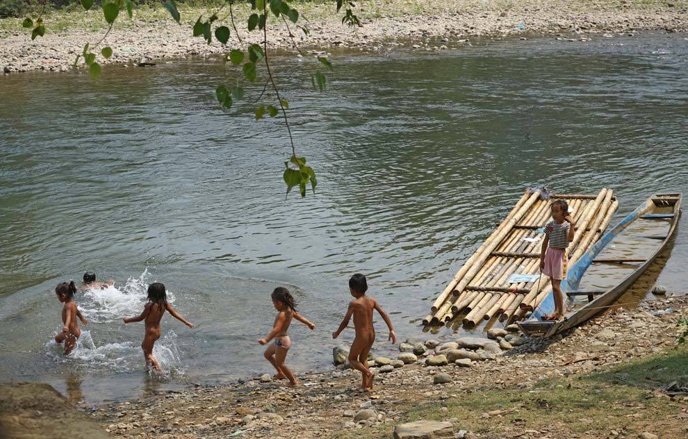 Niños bañándose en el río de Laos río de Laos