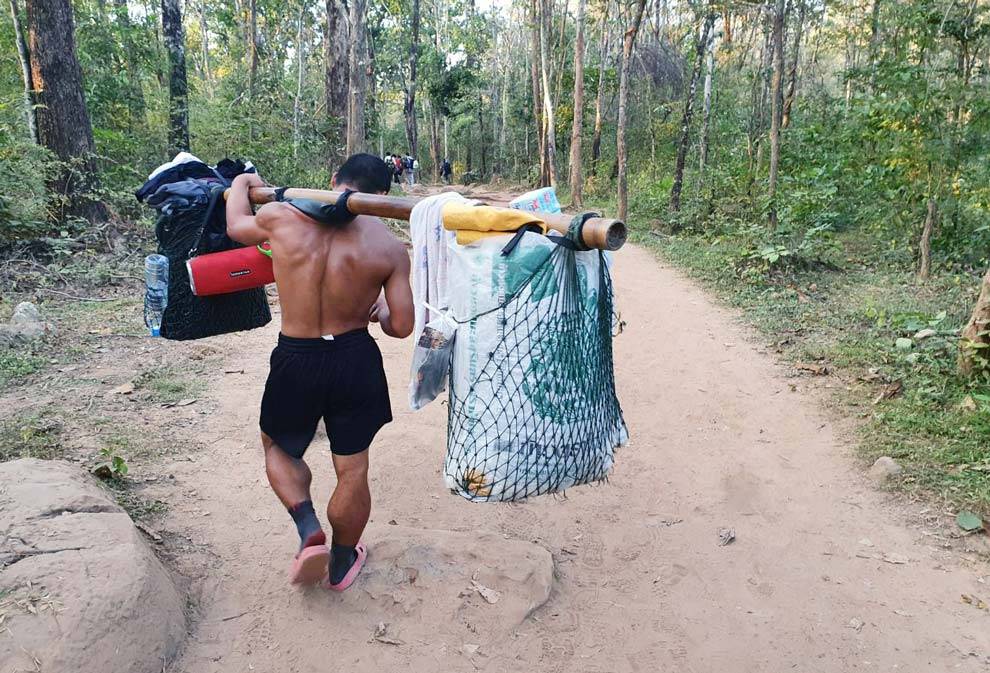 Porteador en Phu Kradueng con gemelos gigantes Porteador en Phu Kradueng