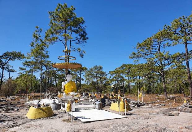 Buda de Phu Kradueng que se ve yendo a Lomsak Buda de Phu Kradueng
