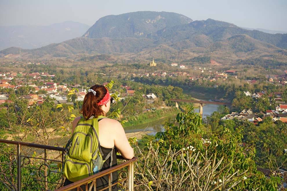 Chica de trekking por Luang Prabang trekking por Laos