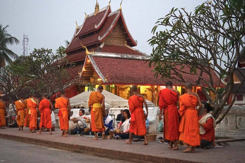 Monjes rezando en Luang Prabang Monjes Luang Prabang