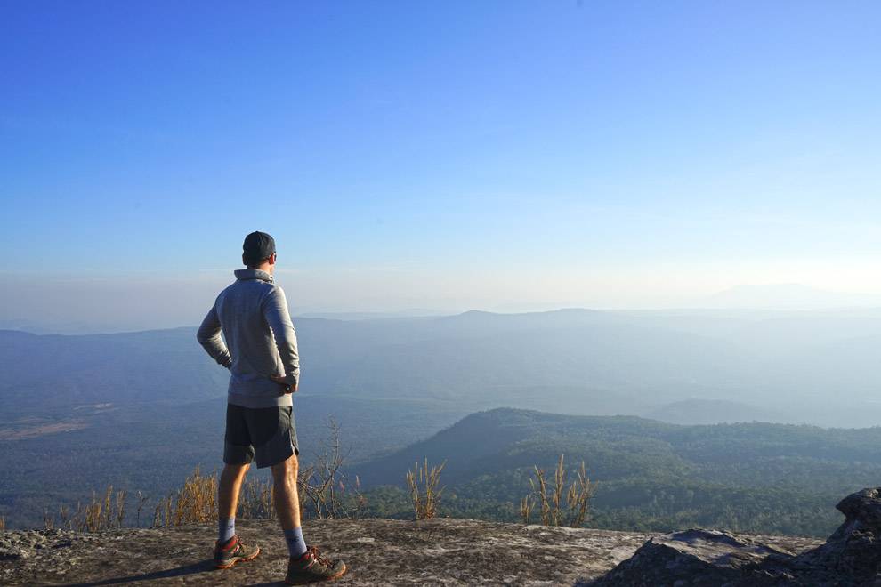 Admirando las vistas desde la Cima del Phu Kradueng Cima del Phu Kradueng