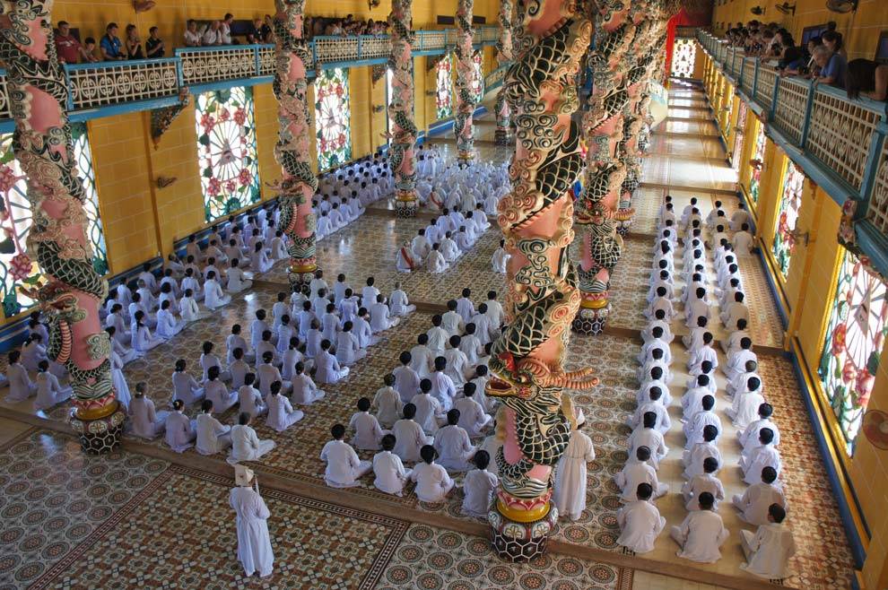 Los seguidores del templo rezando Templo de Cao Dai