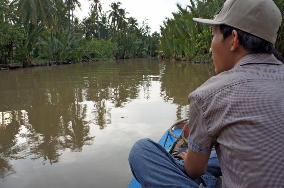 Chico en barca en el Delta del Mekong Delta del Mekong