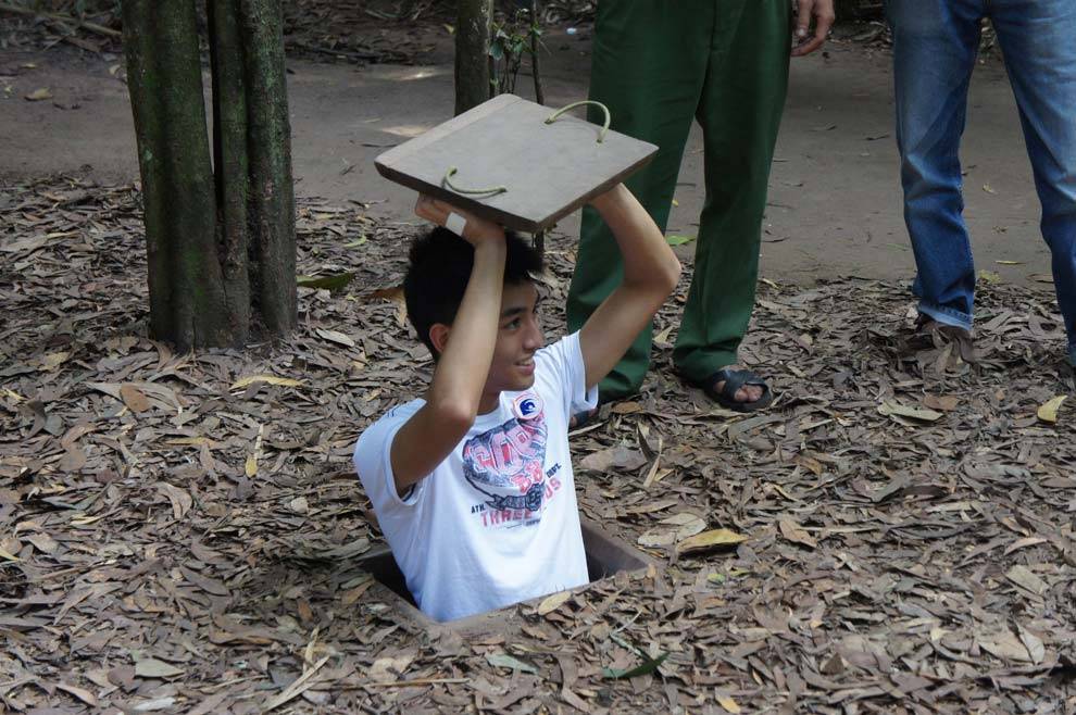 turista saliendo de uno de los túneles Tuneles de Cu Chi