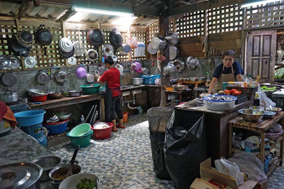 Cocina local en el pueblo de Mae Kampong Cocina local