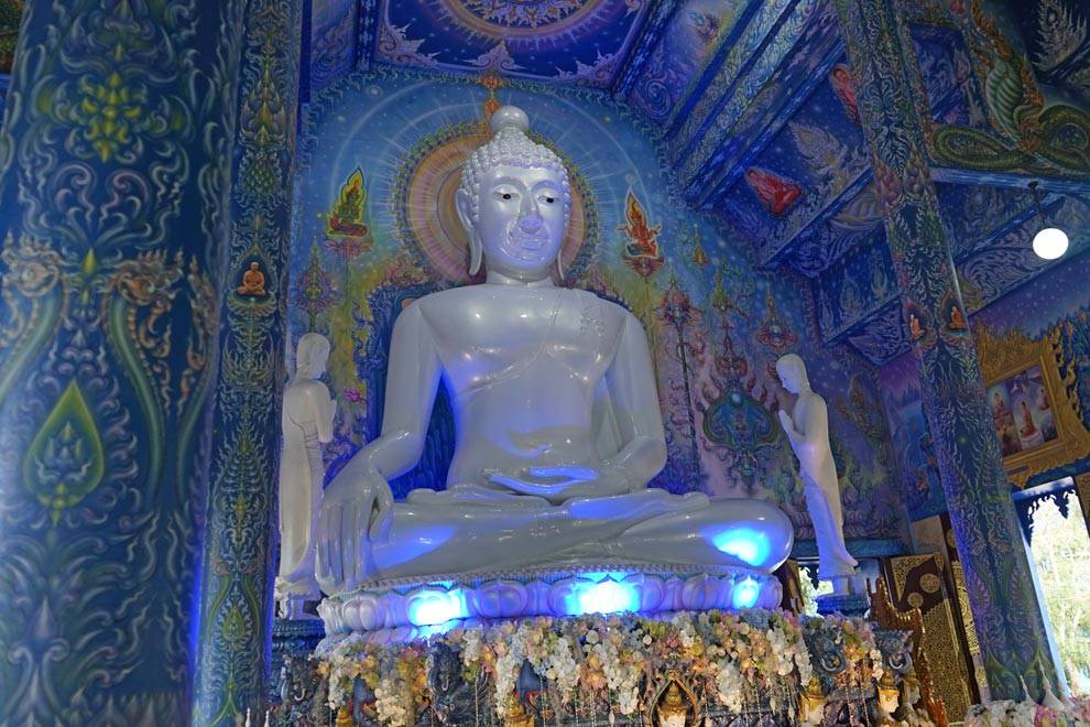 Buda blanco del Templo Azul de Chiang Rai en Tailandia Buda blanco