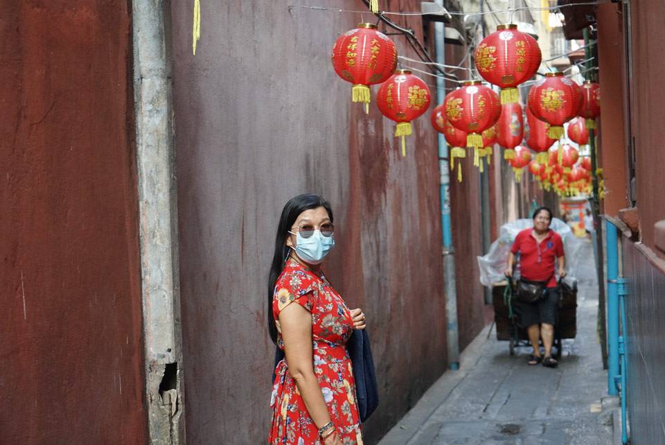 Chica tomándose una foto en una callejuela del mercado del canal mercado del canal