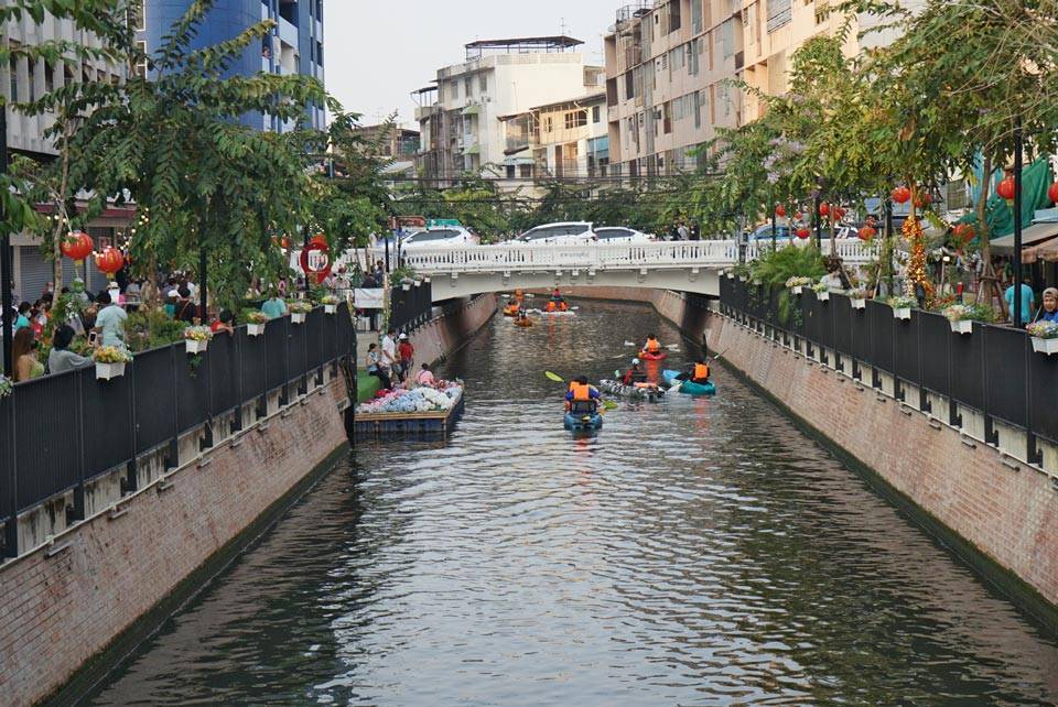 Canal Klong Ong Ang durante el día Canal de día