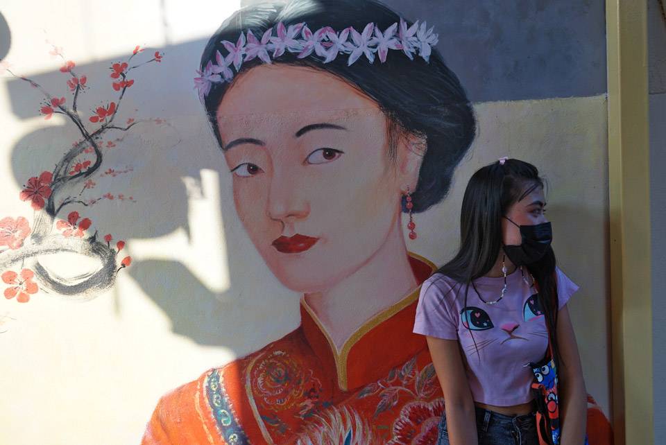 Chica posando delante de una pintura chica posando en el canal