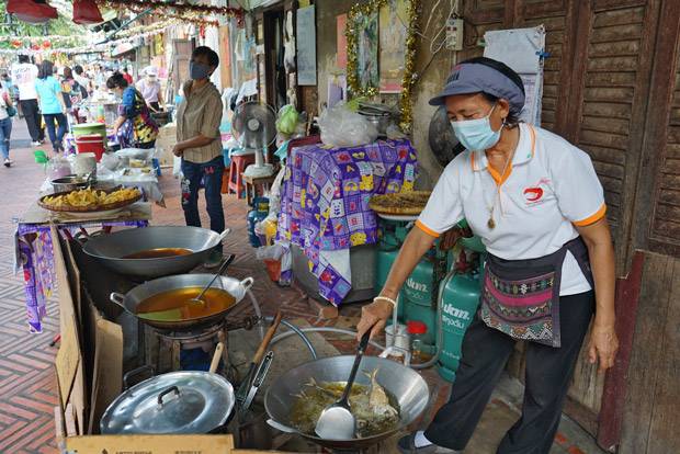 Mujer cocinando en el canal Cocinera tailandesa