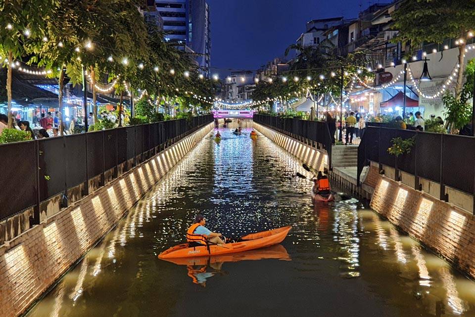 Canal Klong Ong Ang durante la noche Canal de noche