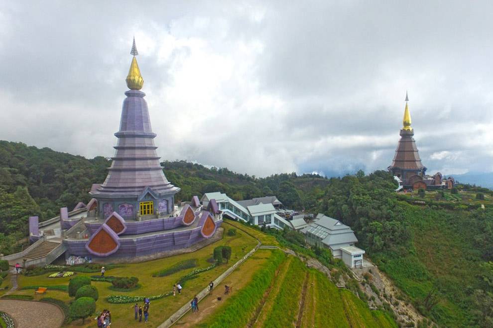 Foto con dron de las pagodas del Doi Inthanon en Chiang Mai Pagodas de Doi Inthanon