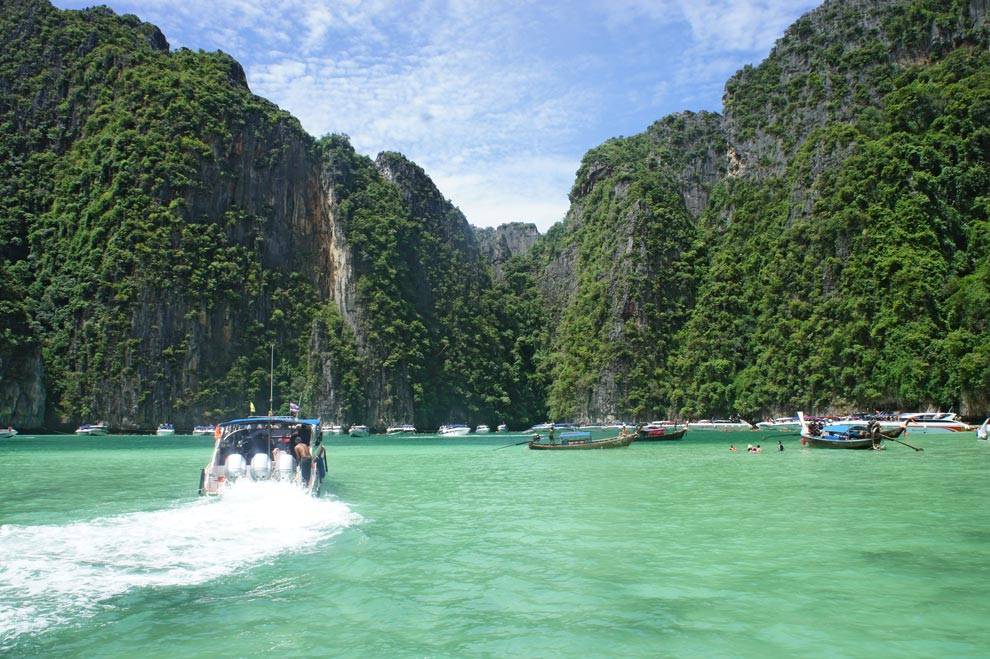 Lancha en las bonitas aguas de la isla de Phi phi que hay que ver en Tailandia sí o sí Phi Phi