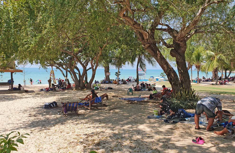 La playa de Sai Kaew cuenta con muchos árboles que crean espacios de sombra Sombras en la playa
