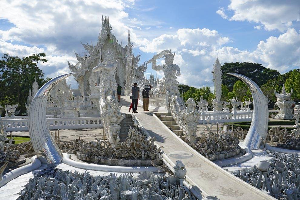 Majestuosa entrada del templo blanco de Tailandia Templo blanco