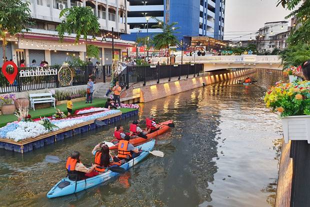 Kayak en el canal del Klong Ong Ang Kayak en el canal