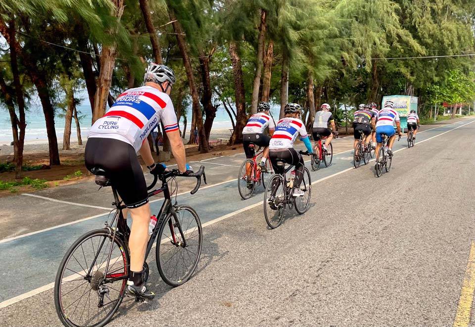 Grupo de Siam Bike Tours viajando en bicicleta por Tailandia Viajar en bici en Tailandia