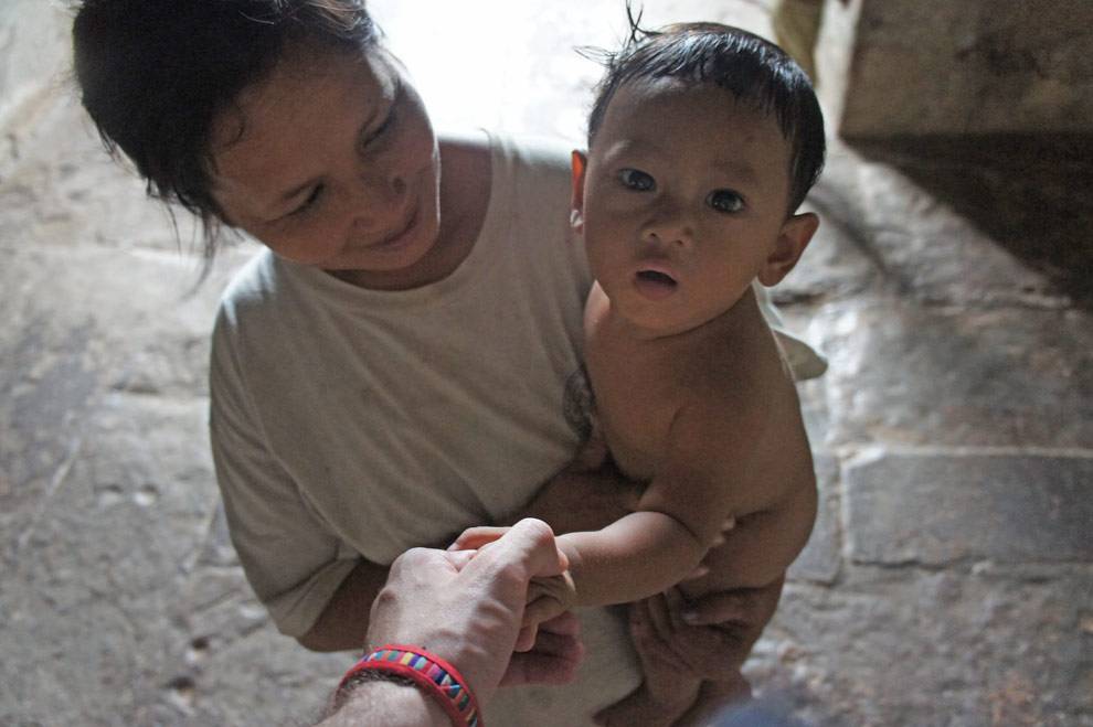 Foto de una madre con su hijo de ruta por Camboya madre e hijo en Camboya
