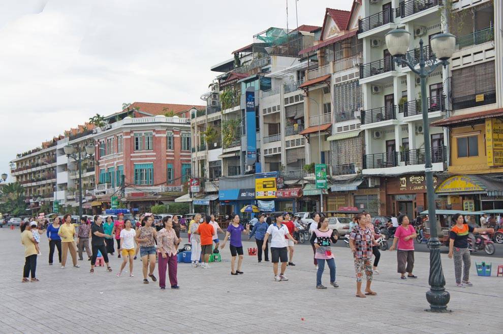 Calle de Phnom Penh con gente bailando calle de Phnom Penh