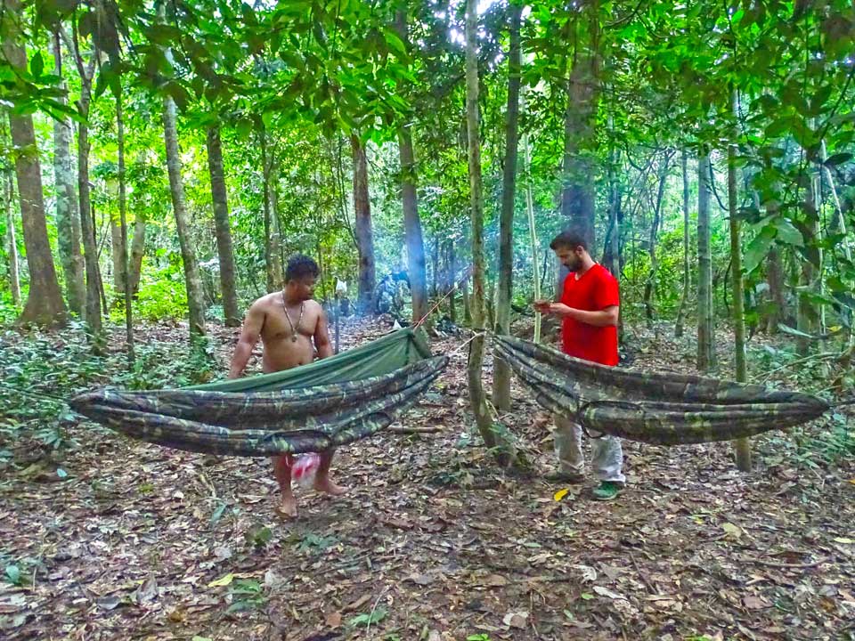 Durmiend en una hamaca en khao sok Hamaca en la jungla de Khao Sok